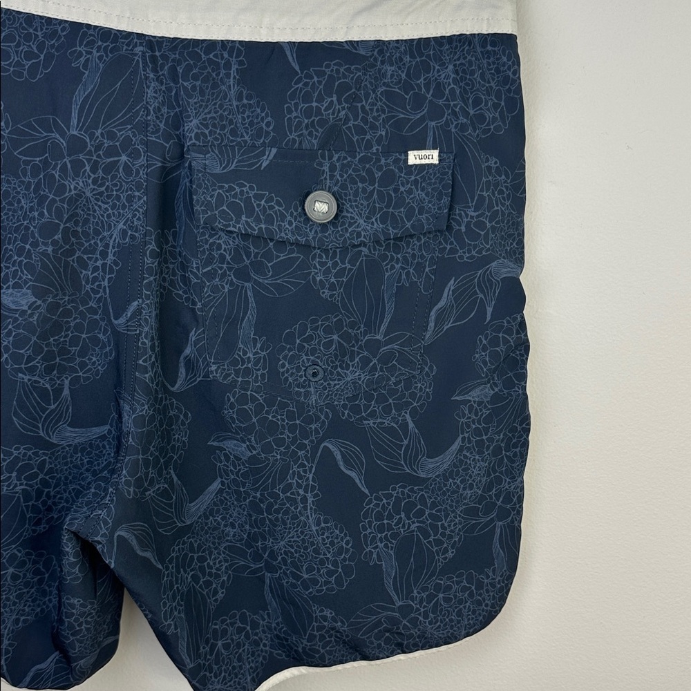Vuori Cruise Boardshorts Ink Hydrangea Size 30 Summer Beach Vacation Men’s Short - Picture 12 of 16